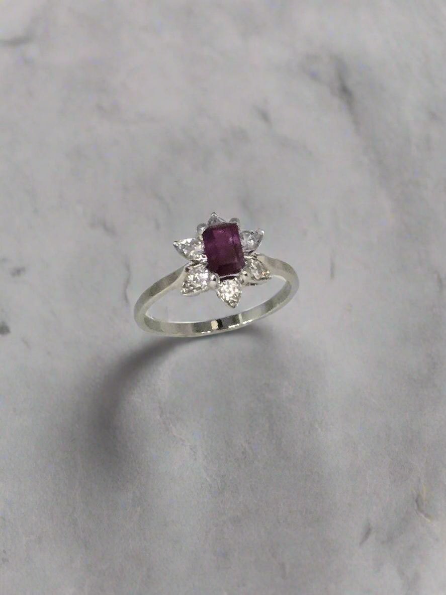 18kt White Gold Ladies Ring