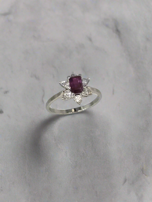 18kt White Gold Ladies Ring